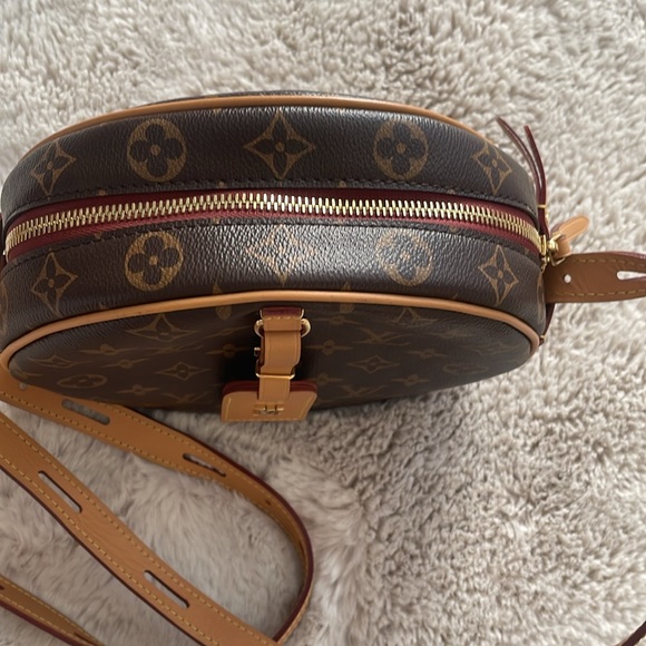 Louis Vuitton crossbody handbag . Barely used. Spotless condition - Picture 6 of 10